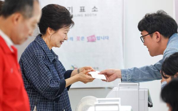 박근혜 전대통령이 제21대 대통령 선거 사전투표 첫날인 29일 오전 대구 달성군 유가읍 행정복지센터에 마련된 사전투표소에서 투표지를 받고 있다. 정훈진 기자 jhj131@kyongbuk.com