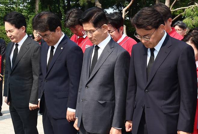 김문수 국민의힘 대선 후보가 29일 인천 중구 자유공원 맥아더 장군 동상을 찾아 참배하고 있다. (사진=공동취재)