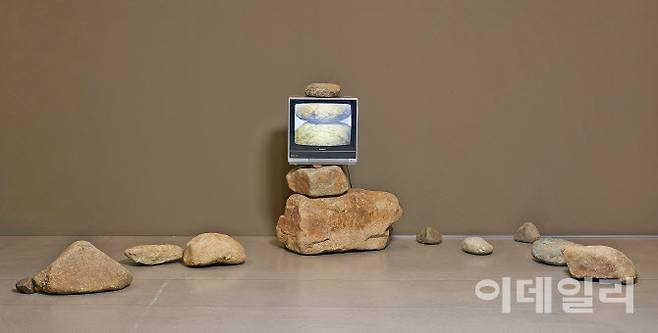 박현기의 ‘무제’(1979). ‘비디오’라는 당시로선 획기적인 매체를 돌, 더 엄밀하게는 전통적인 동양정신 위에 올려놨다. 서낭당이나 사찰 인근에 쌓아두는 돌탑에서 아이디어를 얻었다는 작품은 ‘실재하는 돌’과 ‘모니터 영상 속 돌’ 사이에서 무엇이 진짜고 무엇이 허상인지 구분할 수 있겠느냐고 묻는다. 돌이 아니어도 작가는 나무·물·철판 같은 동양적인 물질을 TV 모니터와 결합해 변증법적 ‘합’을 이루는 데 몰두했다. 지난 5월 1일 국립현대미술관 서울에서 개막한 ‘MMCA 서울 상설전: 한국현대미술 하이라이트’에 걸렸다. 돌(14개), 모니터(1대), 120×260×260㎝. 국립현대미술관 소장.