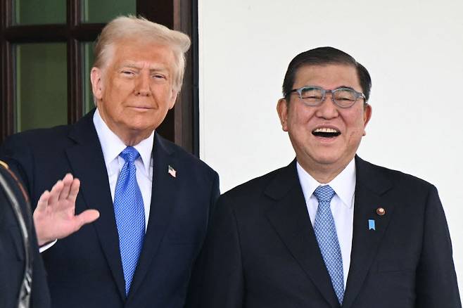 도널드 트럼프(왼쪽) 미국 대통령과 이시바 시게루 일본 총리. (사진=AFP)
