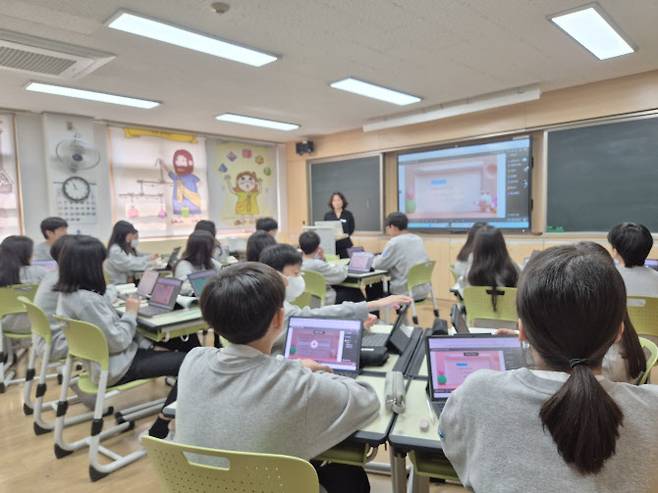 지난 4월 18일 오전 울산 이화중학교 3층 한 교실에서 인공지능 디지털교과서(AIDT)로 수학 수업이 진행되고 있다. (사진=뉴시스)
