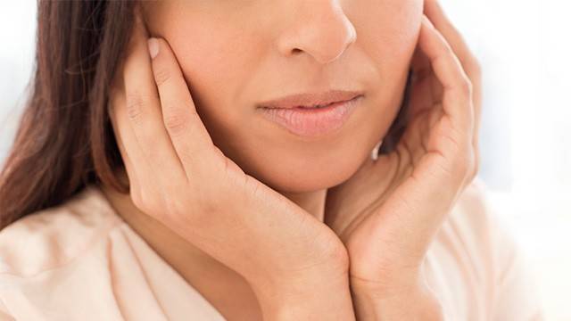 구안와사란 안면신경에 이상이 생겨 얼굴 한쪽 근육이 마비되는 질환이다|출처: 클립아트코리아