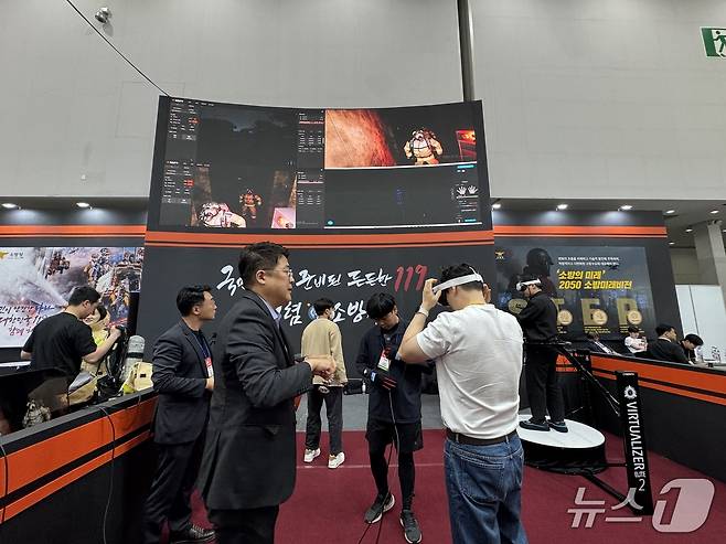 28일 '2025 국제소방안전박람회'가 열린 대구 엑스코 전시장 내 XR 소방훈련관에서 관람객들이 VR 소방훈련을 체험하고 있다. '고시원 화재' 상황을 포함해 10대 주요 시나리오를 기반으로 한 재난 대응 훈련을 체험할 수 있다.2025.5.28/뉴스1 ⓒ News1 한지명 기자