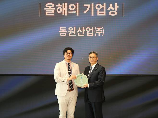 28일 서울 롯데월드타워에서 진행된 제4회 MSC코리아 어워즈에서 이상범 동원산업 해양수산사업부장(오른쪽)이 서종석 MSC 한국대표(왼쪽)로부터 ‘올해의 기업상’을 수상하고 있다.(동원산업 제공)