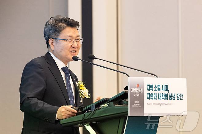 오석환 교육부 차관이 29일 서울 용산구 나인트리 프리미어 로카우스 호텔에서 '지역 소멸 시대, 지역과 대학의 상생 방안'을 주제로 열린 2025 뉴스1 대학혁신포럼에 참석해 '고등교육 개혁의 회고와 전망'을 주제로 특별강연하고 있다. 2025.5.29/뉴스1 ⓒ News1 이승배 기자