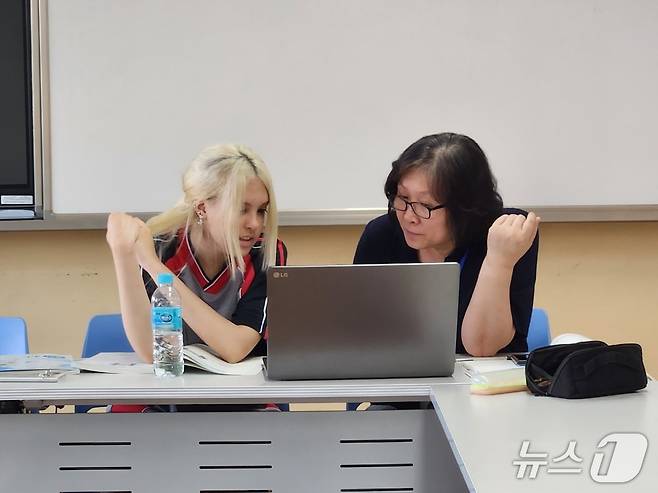 다문화 학생이 온라인 학습자료로 수업하는 모습. (서울시교육청 제공)