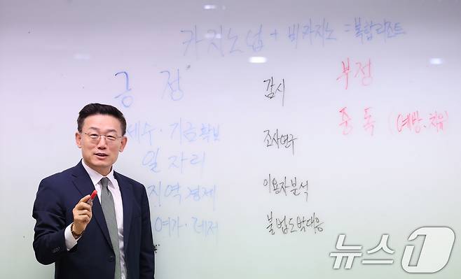 이진식 사행산업통합감독위원회 사무처장이 23이 서울 종로구 뉴스1 본사에서 인터뷰를 하고 있다. ⓒ News1 박지혜 기자