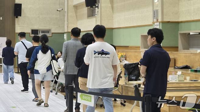 29일 세종시 보람동 복합커뮤니티센터 3층 체육강당에 마련된 투표소에서 유권자들이 투표용지를 받기 위해 기다리고 있다. ⓒ 뉴스1 장동열 기자