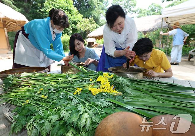 단오(음력 5월5일)를 이틀 앞둔 29일 경기 용인시 기흥구 한국민속촌에서 관광객들이 창포물에 머리 감기 체험을 하고 있다. 2025.5.29/뉴스1 ⓒ News1 김영운 기자
