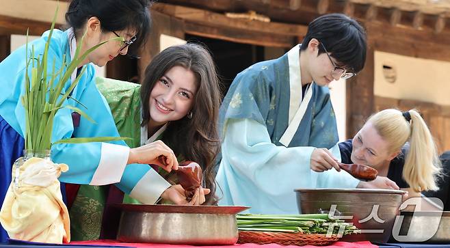 단오(음력 5월5일)를 이틀 앞둔 29일 서울 종로구 국립민속박물관에서 관광객들이 창포물에 머리 감기 체험을 하고 있다 2025.5.29/뉴스1 ⓒ News1 신웅수 기자