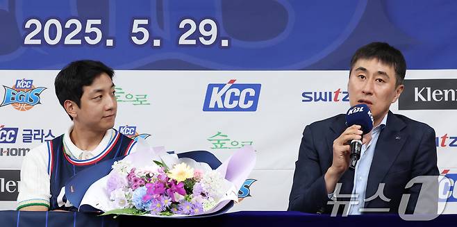 이상민 부산 KCC 이지스 감독이 29일 서울 강남구 KBL센터에서 열린 허훈 입단식에서 취재진의 질문에 답하고 있다. 허훈은 부산 KCC와 계약 기간 5년, 보수 총액 8억원(연봉 6억5000만원·인센티브 1억5000만원)에 계약했다. 이로써 허훈은 형 허웅과 연세대 시절 이후 11년 만에 한솥밥을 먹게 됐다. 2025.5.29/뉴스1 ⓒ News1 김성진 기자