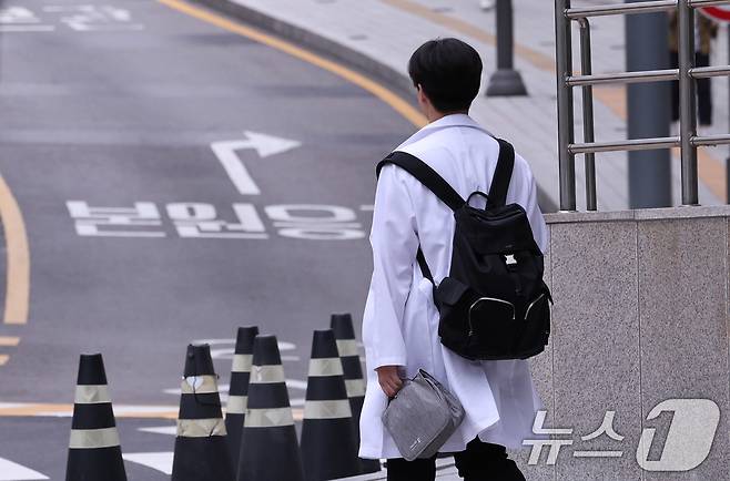 서울의 한 대학병원에서 의료진이 이동하는 모습. 2025.5.19/뉴스1 ⓒ News1 박지혜 기자