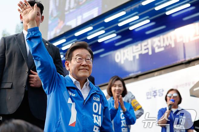 이재명 더불어민주당 대통령 후보가 제21대 대통령선거 사전투표 첫날인 29일 오후 서울 서초구 고속버스터미널광장에서 유세를 마친 뒤 인사하고 있다. 2025.5.29/뉴스1 ⓒ News1 안은나 기자