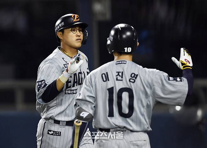 한화 채은성(왼쪽)이 28일 잠실구장에서 열린 2025 KBO리그 LG와 경기 연장 11회초 2사 1루 상황에서 LG 박명근을 상대로 2점 홈런을 치고 이진영과 하이파이브를 하고 있다. 채은성의 시즌 6호 홈런. 잠실 | 박진업 기자 upandup@sportsseoul.com