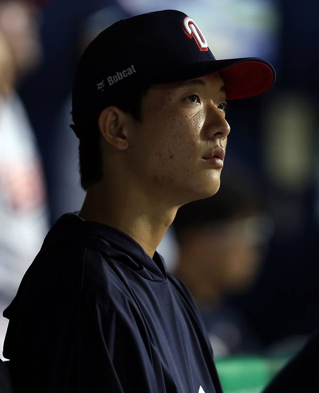 최민석이 경기를 지켜보고 있다. 사진 | 두산 베어스