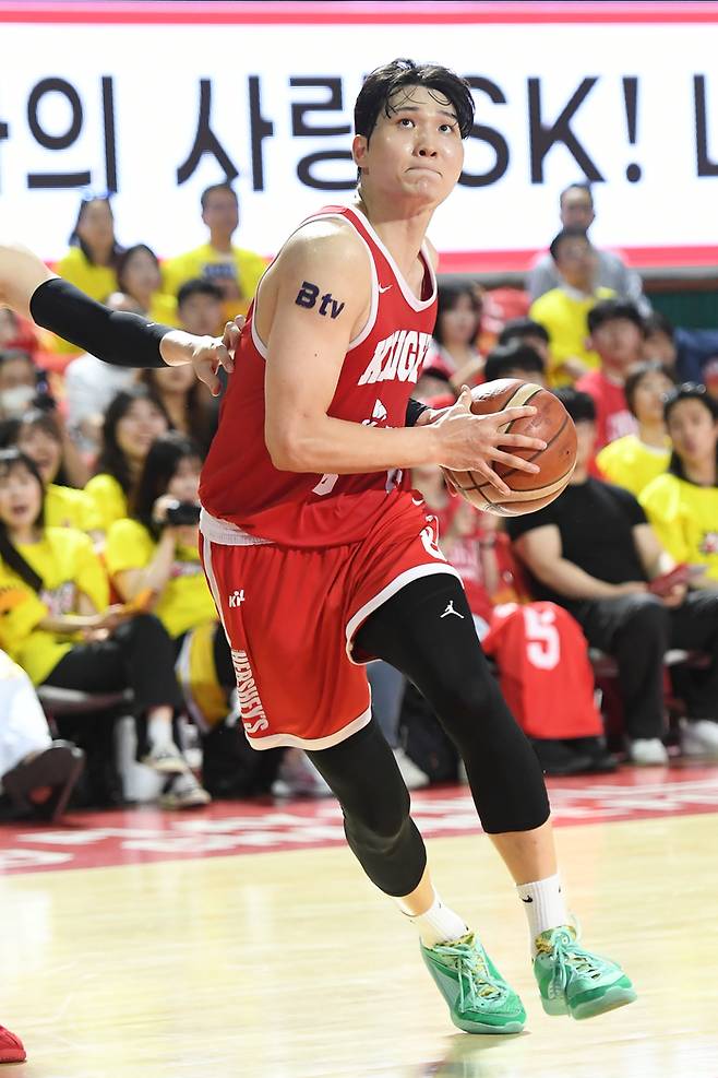 서울 SK 안영준이 17일 잠실학생체육관에서 열린 2024~2025 KCC 프로농구 챔피언결정전 7차전 LG와 경기에서 드리블 하고 있다. 사진 | KBL