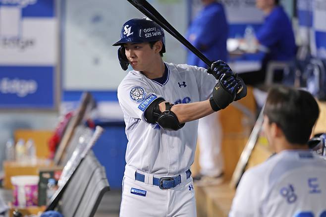 삼성 구자욱이 27일 대구삼성라이온즈파크에서 열린 2025 KBO리그 롯데전에서 벤치에서 배트를 돌리며 대타로 나설 준비를 하고 있다. 사진 | 삼성 라이온즈