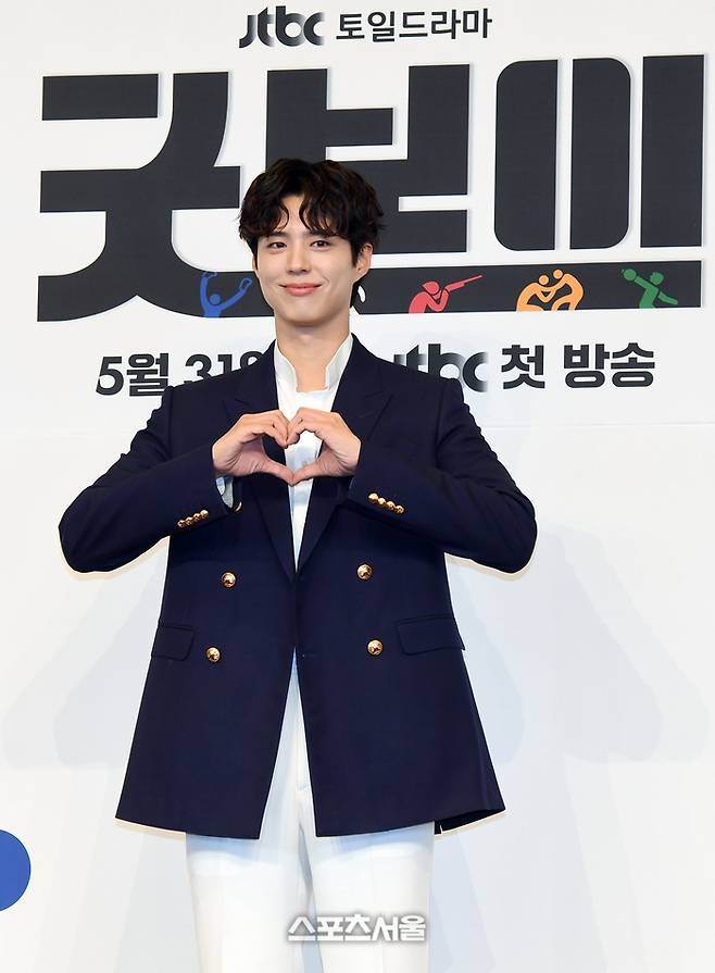 배우 박보검이 29일 서울 구로구 더링크서울 트리뷰트포트폴리오 호텔에서 진행된 JTBC 새 토일드라마 ‘굿보이’ 제작발표회에서 취재진을 향해 포즈를 취하고 있다. 2025 .5. 29. 박진업 기자 upandup@sportsseoul.com