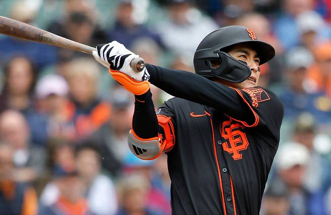 샌프란시스코 자이언츠 이정후가 29일(한국시각) 코메리카파크에서 열린 디트로이트 타이거스전에서 1회 파울을 치고 있다. AFP연합뉴스