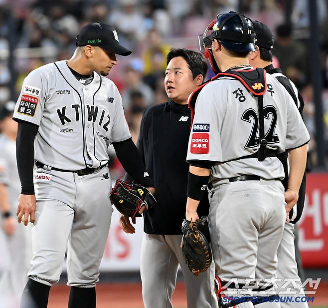 22일 수원KT위즈파크에서 열린 KIA와 KT의 경기, 5회초 1사 1,2루의 위기를 맞은 KT 쿠에바스가 마운드에 오른 제춘모 투수코치와 이야기를 나누고 있다. 수원=허상욱 기자wook@sportschosun.com/2025.05.22/