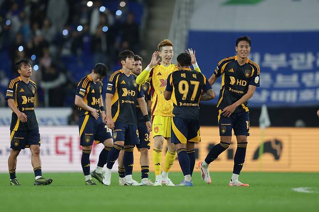 울산문수축구경기장/ K리그1/ 울산HDFC vs 김천상무프로축구단/ 울산 조현우, 에릭/ 경기 종료/ 승리/ 기쁨/ 사진 김정수