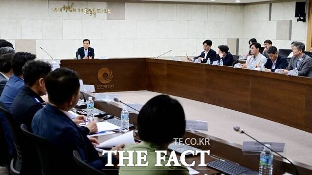 황효진 글로벌도시정무부시장이 29일 시청 영상회의실에서 열린 '2025 APEC 인천 국제회의 추진 TF 중간보고회'에서 실국장 및 유관기관 관계자들과 추진사항을 점검하고 있다. /인천시