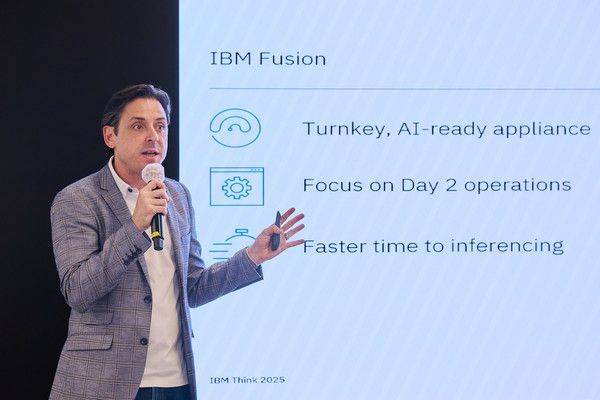 샘 워너 IBM 스토리지 부사장이 27일 서울 여의도에서 열린 미디어 라운드테이블에서 지능형 스토리지에 대해 설명하고 있다. IBM