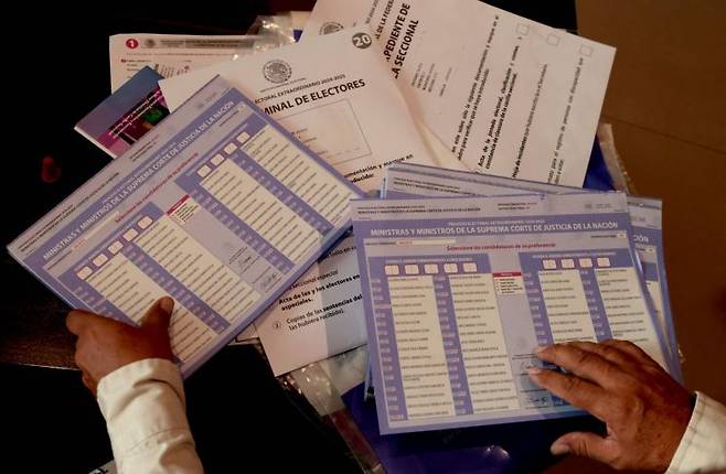 28일(현지시간) 멕시코 할리스코 주 사포판에 있는 전국선거연구소에서 관계자들이 내달 1일 치러질 법관 선거 준비를 하고 있다. AFP 연합뉴스