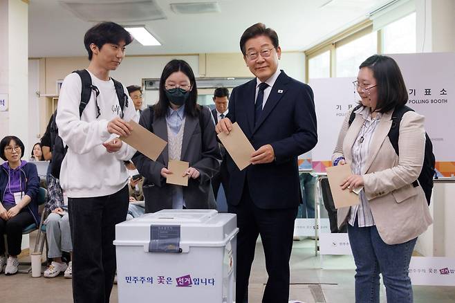 이재명 더불어민주당 대통령 후보가 제21대 대통령선거 사전투표 첫날인 29일 오전 서울 서대문구 (구)신촌동주민센터에서 청년들과 사전투표를 하고 있다