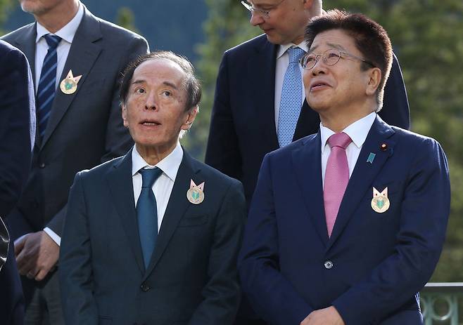 우에다 가즈오 일본은행 총재(왼쪽)과 가토 가쓰노부 재무상이 21일 캐나다 밴프에서 열린 G7 재무장관·중앙은행 총재 회의에서 단체사진을 촬영하고 있다. /연합뉴스