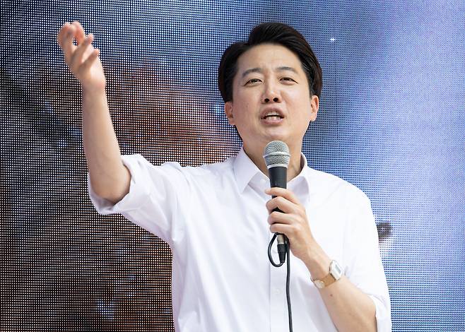 이준석 개혁신당 대통령 후보가 29일 오후 경기도 성남시 분당구 판교유스페이스 야외광장에서 시민들에게 지지를 호소하고 있다. /뉴스1