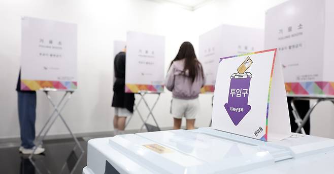 제21대 대선거 사전투표 첫날인 29일 오전 서울 강남구 역삼1동 주민센터에 마련된 사전투표소에서 유권자들이 기표소에서 투표하고 있다. /뉴스1