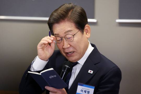 더불어민주당 이재명 대선후보가 29일 서울 성동구 메리히어에서 열린 '혁신성장의 씨앗, 스타트업 레벨업!' 간담회에서 수첩의 내용을 보고 있다. 연합뉴스