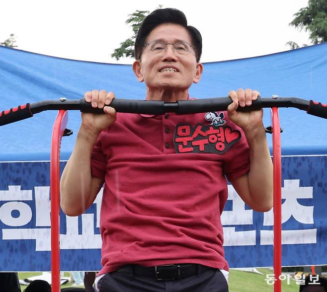 국민의힘 김문수 대선 후보가 28일 경북 경산의 영남대를 찾아 축제 현장에서 턱걸이를 하고 있다. 경산=장승윤 기자 tomato99@donga.com