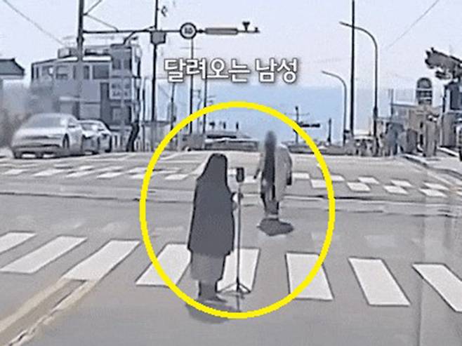 초록색 신호등으로 바뀌어도 사진을 찍기위해 비키지 않던 커플. 온라인커뮤니티 캡처