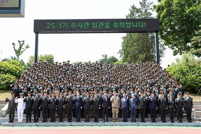김선호 국방부장관 직무대행이 29일 전북 익산시 육군부사관학교에서 열린 2025-1기 육군 부사관 임관식에서 임관 부사관들과 기념촬영 하고 있다. 육군 제공