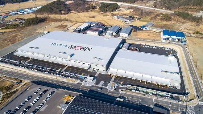 현대모비스가 경북 경주시 명계3일반산업단지에 영남물류센터를 신축하고 본격 운영에 들어갔다. 부지 면적은 축구장 11개 크기에 달하며 기존 아산물류센터와 함께 국내 AS부품 공급을 위한2개의 대규모 물류 허브를 갖추게 됐다. 현대모비스 제공