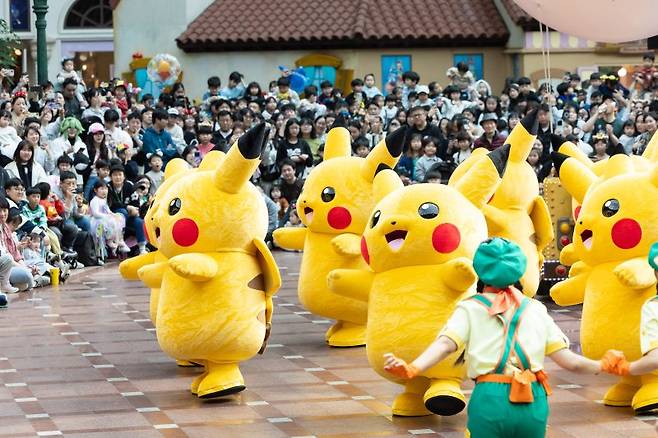 서울 송파구 롯데월드 어드벤처에서 포켓몬 인기 캐릭터 피카츄가 신나는 퍼레이드를 펼치고 있다. 사진=뉴시스