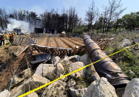29일 오후 경북 포항시 남구 동해면 신정리 포항공항 인근 야산에 해군이 운용하는 해상초계기가 추락했다. 해군과 소방 당국 등에 따르면 사고 비행기는 P-3C 해상초계기로 추락 당시 기내에 4명이 탑승하고 있었다. 연합뉴스
