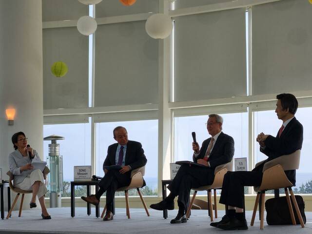 송민순(왼쪽 두번쨰부터)·김성환·윤병세 전 외교부 장관이 29일 제주국제컨벤션센터에서 열린 제주포럼에서 발언하고 있다. 신형철 기자 newiron@hani.co.kr