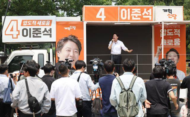 이준석 개혁신당 대선 후보가 28일 서울 여의도 여의도공원에서 유세를 하고 있다. 뉴시스