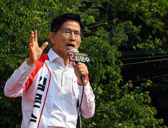 김문수 국민의힘 대통령 후보가 29일 인천 중구 자유공원에서 열린 유세에서 시민들에게 지지를 호소하고 있다. 인천=정다빈 기자
