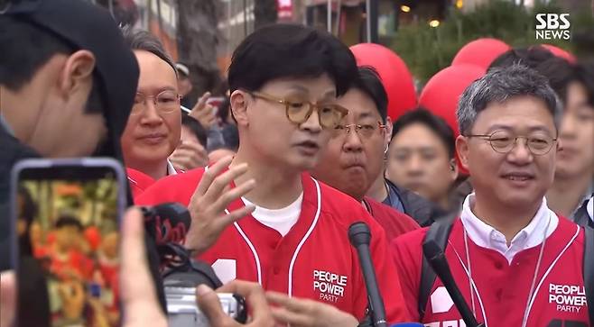 한동훈 전 대표가 지난 22일 청주 육거리시장을 찾아 지원 유세를 하고 있는 모습. (SBS 캡처)