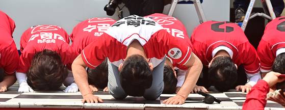 국민의힘 김문수 대통령 후보가 29일 인천 부평문화의거리에서 열린 유세에서 큰절을 하고 있다. 임현동 기자