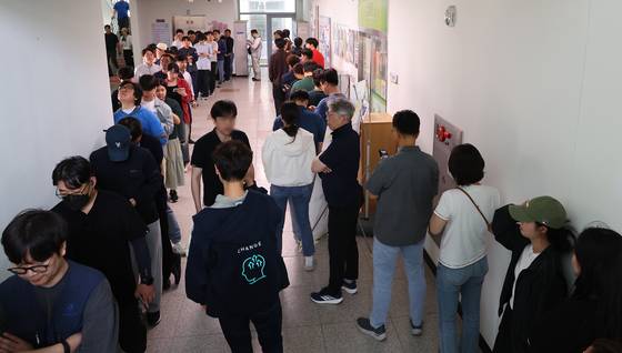 제21대 대통령선거 사전투표 첫날인 29일 인천 연수구 송도3동 행정복지센터에 마련된 사전투표소 앞에 직장인들이 점심시간을 이용해 투표하기 위해 길게 줄을 서 있다. 연합뉴스