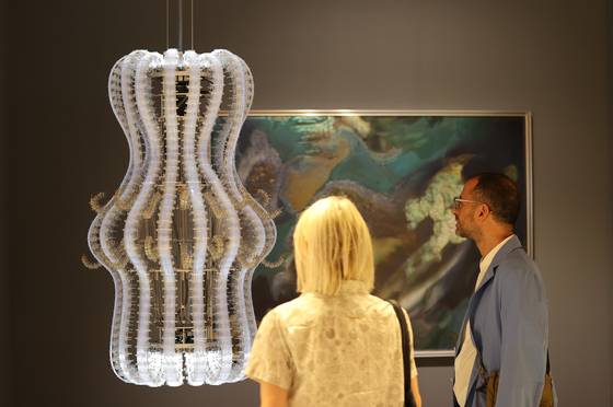 지난해 '프리즈 서울'에서 관람객들이 아니카 이의 작품을 살펴보고 있다. 연합뉴스