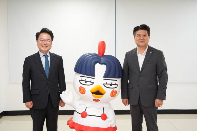 ▲ 육동한 시장은 28일 삼양식품 원주공장을 방문, 김동찬 대표이사를 만나 공장을 견학하고 지역 식품산업의 발전방안을 논의했다.