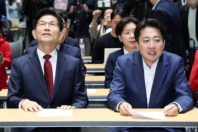 김문수 국민의힘 대통령 후보(왼쪽)와 이준석 개혁신당 대통령 후보가 19일 오전 서울 중구 서울시청에서 열린 '약자와 동행하는 서울 토론회'에 참석해 나란히 앉아 있다. 사진=뉴스1