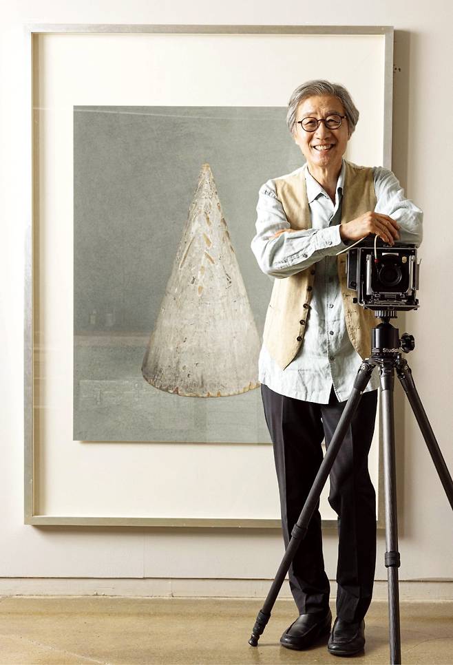 21일 성남시 분당구 스튜디오9에서 만난 구본창 사진작가. 자신의 작품을 배경으로 사물의 초상을 주로 찍어온 린호프 테크니카 카메라 앞에 서 있다. /ⓒ박충렬