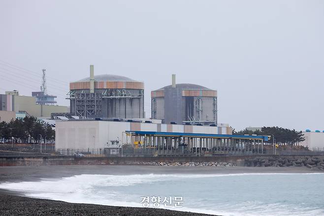 경상북도 경주시 양남면 나아리와 양북면 봉길리에 위치한 월성 원자력 발전소 1호기(오른쪽)와 2호기. 경향신문 자료사진